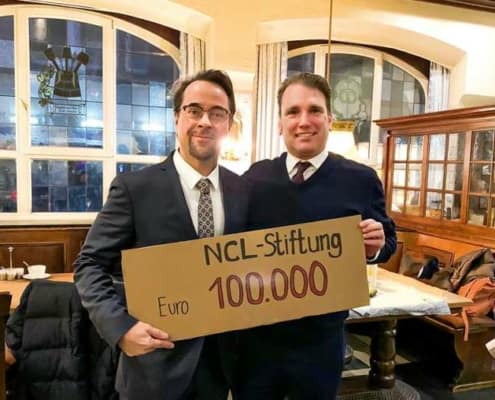 8. Eagle Krimi Cup Jan-Josef Liefers überreicht Scheck an NCL-Stiftung